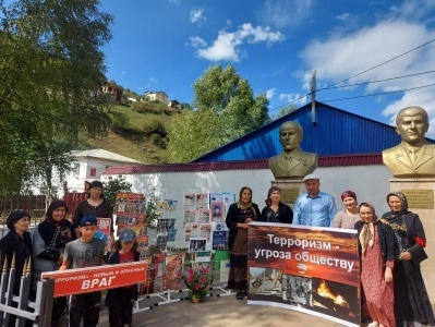 Информационный час «Терроризм – угроза обществу», «Вместе против террора» и обзор у книжной выставки по истории террора и проблемам борьбы с терроризмом в современном обществе
